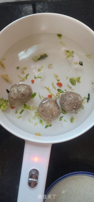 牛肉丸子煮粉丝的做法步骤：3