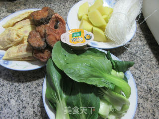 熏鱼蛋饺粉丝煲的做法步骤：1