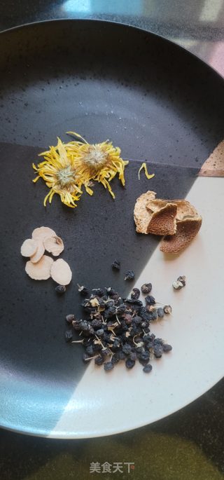 黑枸杞陈皮菊花茶的做法步骤：1