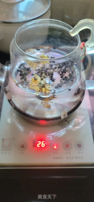 黑枸杞陈皮菊花茶的做法步骤：2