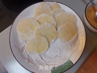 咸蛋黄焗土豆片的做法步骤：1