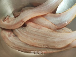红烧目鱼的做法步骤：1