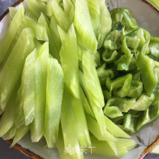 虾仁鸡蛋炒莴笋的做法步骤：2