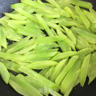 虾仁鸡蛋炒莴笋的做法步骤：10