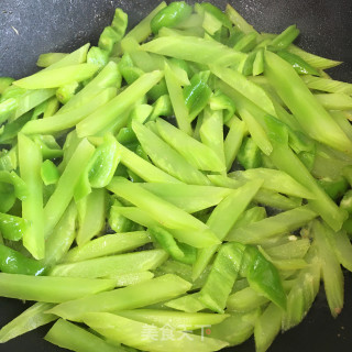 虾仁鸡蛋炒莴笋的做法步骤：11