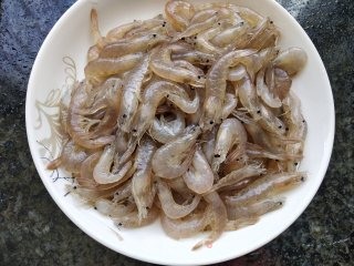 韭菜炒白虾的做法步骤：2