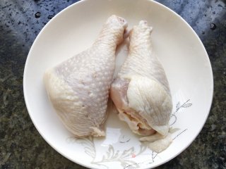 香菇焖鸡腿的做法步骤：1