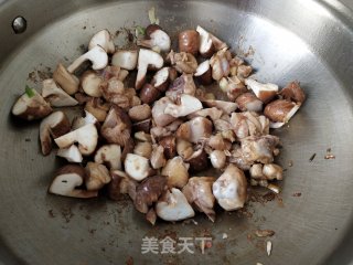 香菇焖鸡腿的做法步骤：9