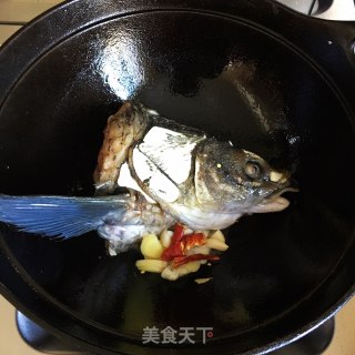 鱼头汤的做法步骤：2
