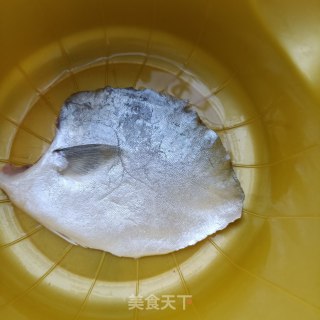 煎金鲳鱼的做法步骤：1