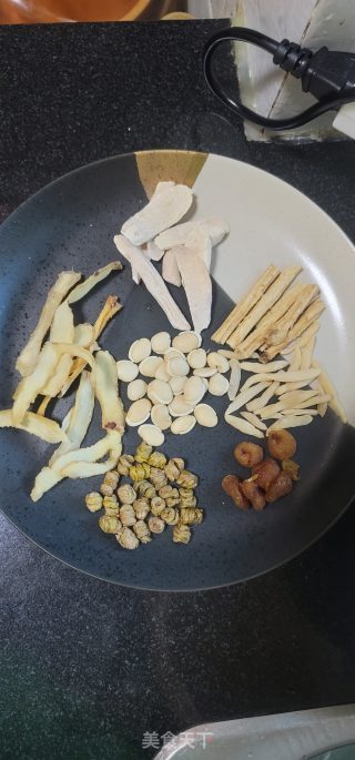 石斛麦冬橄榄排骨汤的做法步骤：1