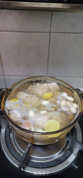 石斛麦冬橄榄排骨汤的做法步骤：5
