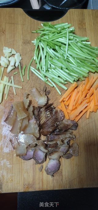 腊肉胡萝卜丝炒芦蒿的做法步骤：1