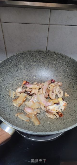 腊肉胡萝卜丝炒芦蒿的做法步骤：2