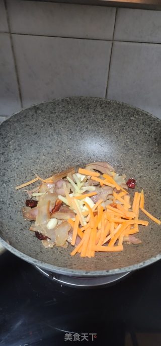 腊肉胡萝卜丝炒芦蒿的做法步骤：3