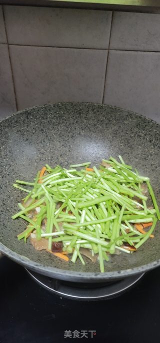 腊肉胡萝卜丝炒芦蒿的做法步骤：4
