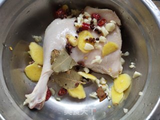 酱香鸭腿的做法步骤：3