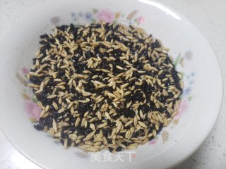 桃仁黑米小麦粥的做法步骤：2