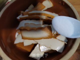 香肠蒸腊香干的做法步骤：2