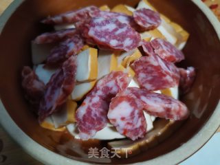 香肠蒸腊香干的做法步骤：3