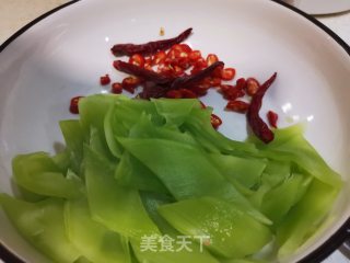 莴笋胡萝卜炒肉的做法步骤：1