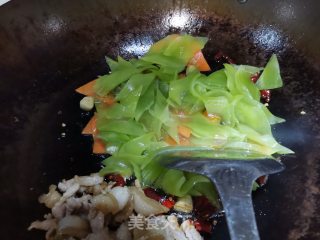 莴笋胡萝卜炒肉的做法步骤：5