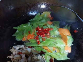 莴笋胡萝卜炒肉的做法步骤：6