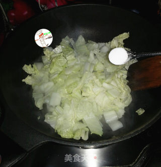 白菜香菇辣年糕汤的做法步骤：2