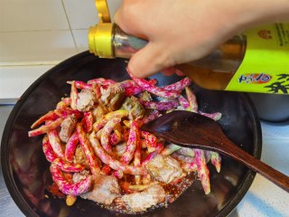 排骨炖黄金勾豆角的做法步骤：12