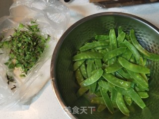 腊肠炒荷兰豆的做法步骤：1