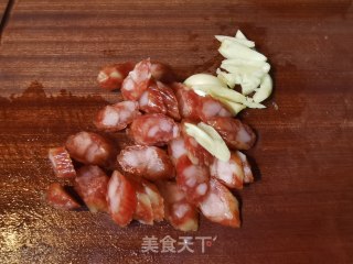 腊肠炒荷兰豆的做法步骤：2