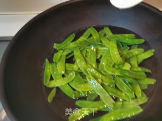 腊肠炒荷兰豆的做法步骤：3