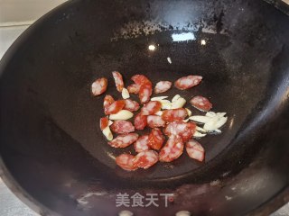 腊肠炒荷兰豆的做法步骤：5