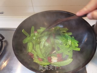 腊肠炒荷兰豆的做法步骤：8
