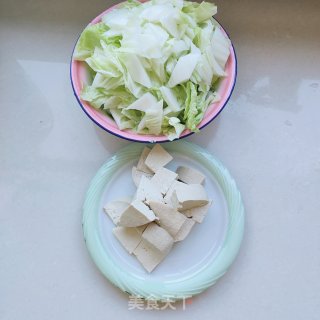 白菜炖豆腐的做法步骤：1