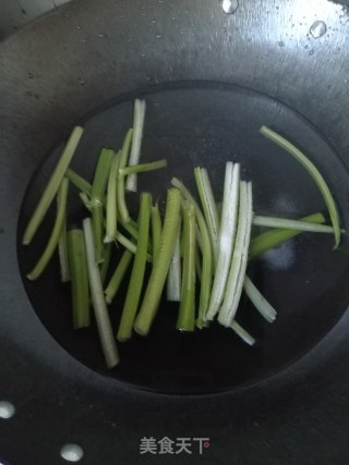 芹菜炒杏鲍菇的做法步骤：1