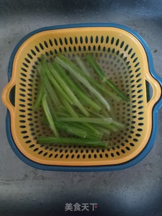 芹菜炒杏鲍菇的做法步骤：2
