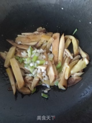 芹菜炒杏鲍菇的做法步骤：6