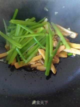 芹菜炒杏鲍菇的做法步骤：7