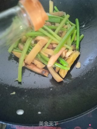 芹菜炒杏鲍菇的做法步骤：8