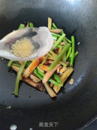 芹菜炒杏鲍菇的做法步骤：10