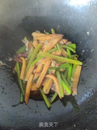 芹菜炒杏鲍菇的做法步骤：11