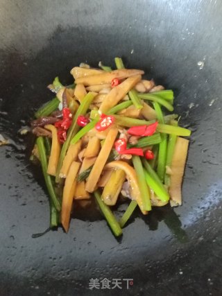 芹菜炒杏鲍菇的做法步骤：12
