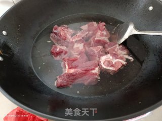 莲藕筒骨汤的做法步骤：1