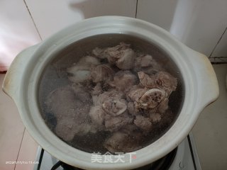 莲藕筒骨汤的做法步骤：2