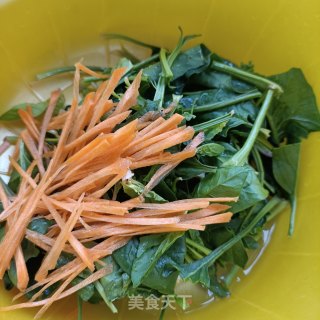 鸡蛋拌彩萝卜的做法步骤：1