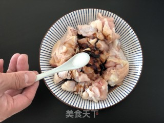 脆皮炸鸡的做法步骤：2