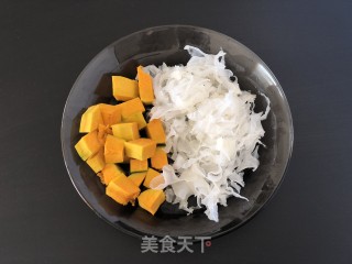 南瓜红枣银耳汤的做法步骤：1
