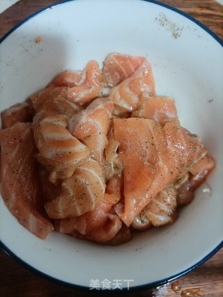 煎三文鱼的做法步骤：3