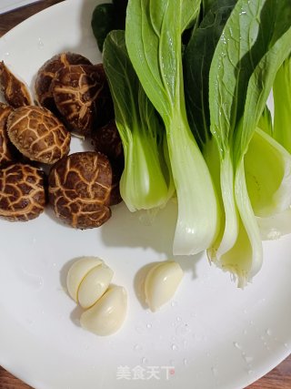 香菇炒青菜的做法步骤：1